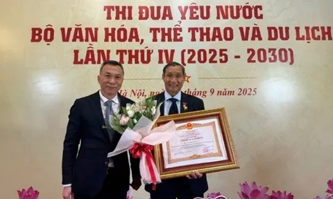 HLV Mai Đức Chung nhận danh hiệu Anh hùng Lao động
