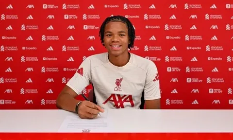 CHÍNH THỨC! Thần đồng Rio Ngumoha ký hợp đồng chuyên nghiệp đầu tiên với Liverpool