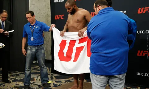 Daniel Cormier hé lộ 'thủ phạm' đằng sau scandal 'chiếc khăn tắm' tại UFC 210: Luke Rockhold