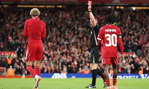 Ekitike thoát án phạt từ Liverpool sau thẻ đỏ ngớ ngẩn
