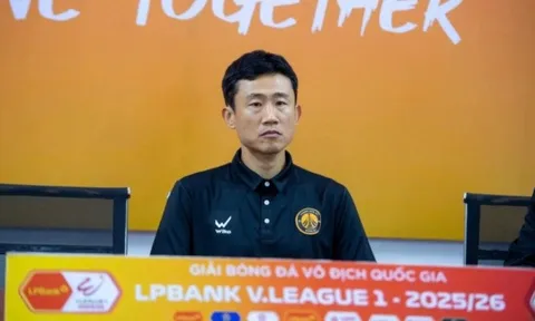 Cựu trợ lý HLV Kim Sang-sik nguy cơ "bay ghế" sau trận thắng của Hà Nội