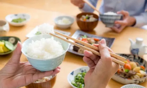 Cách ăn cơm không bị tăng cân, béo bụng
