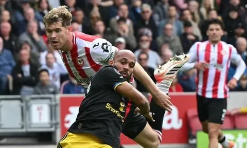 Collins thoát thẻ đỏ gây tranh cãi, Fernandes đá hỏng penalty