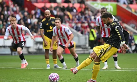 Bruno Fernandes sút hỏng penalty, Man United gục ngã trước Brentford