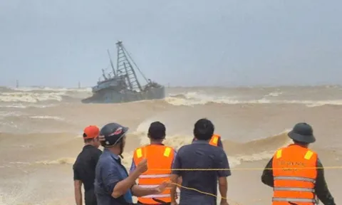 2 tàu gặp nạn khi vào bờ tránh bão Bualoi , 10 người còn mắc kẹt ngoài khơi