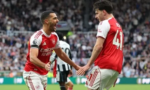 Arsenal thắng kịch tính Newcastle, chiếm vị trí thứ 2