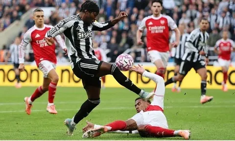 Tại sao Arsenal không bị thổi phạt đền khi Gabriel để bóng chạm tay?