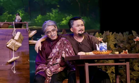 Nghệ sĩ Đại Nghĩa đang diễn bị trật khớp vai, Đình Toàn đại diện xin lỗi khán giả phải ngưng suất diễn