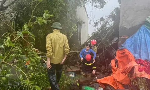 Thanh Hóa: Giải cứu 4 ông cháu mắc kẹt trong ngôi nhà sập giữa đêm mưa bão