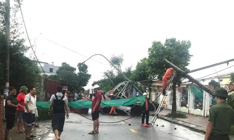 Hải Phòng dông lốc kinh hoàng: 8 người bị thương, hơn 200 nhà dân tốc mái