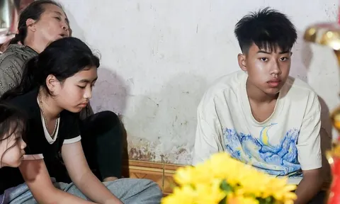 Sau lốc xoáy kinh hoàng ở Ninh Bình: Xót xa cảnh 3 con thơ côi cút bên linh cữu mẹ
