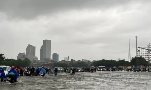 Hà Nội phát lệnh báo động lũ khẩn cấp: 30 điểm nội thành ngập sâu