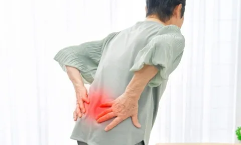 Người bệnh xương khớp dễ tái phát trong ngày mưa bão: 4 cách giảm đau nhức nhanh chóng nhất