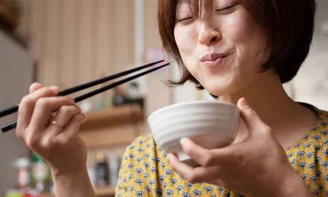 Những người sống lâu thường có 5 thói quen này khi ăn uống này. Bạn có được bao nhiêu thói quen?