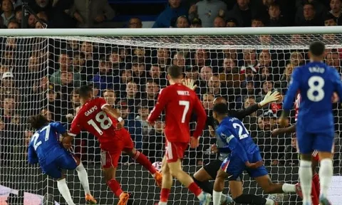 Gary Neville: "Cú chạm của Isak vừa tinh tế, vừa may mắn giúp Gakpo ghi bàn"