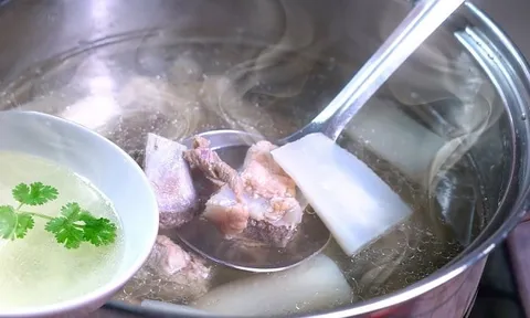 Hầm canh xương bỏ nước lạnh là dại: Thả thứ này vào nước trong veo, ngọt lịm không cần dùng mì chính