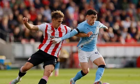 Gary Neville nhận xét gay gắt về Foden