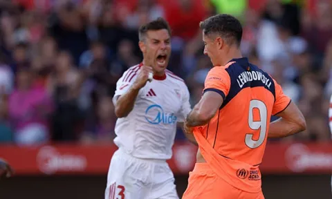 Lewandowski một tay nhấn chìm Barca