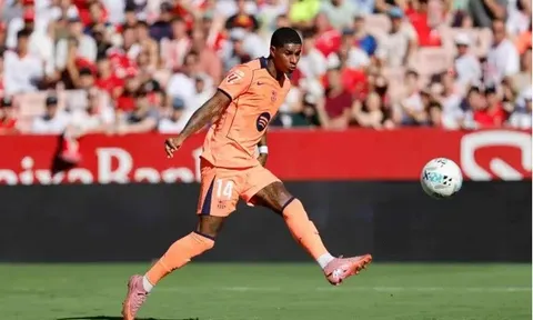 Barca thảm bại làm lu mờ thống kê ấn tượng của Rashford