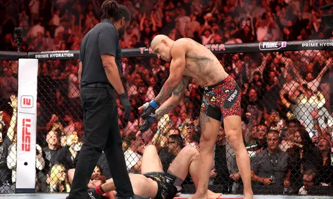 Youssef Zalal khóa siết Josh Emmett trong chớp mắt, gửi chiến thư đến toàn hạng lông UFC