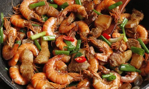 Rang tôm đừng cho nước: Có 1 thứ này tôm đỏ au, giòn ngon, thơm nức