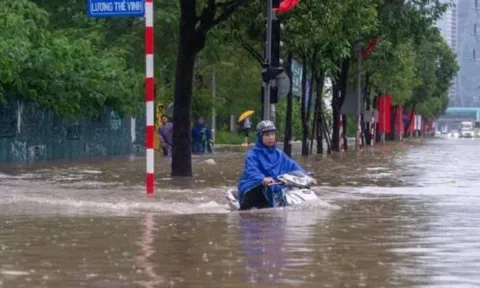 Mưa lớn kéo dài khiến nhiều tuyến phố Hà Nội ngập sâu, “đường hóa sông”, giao thông tê liệt