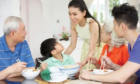 Nhiều bệnh tật bắt nguồn từ bữa tối: Bác sĩ cảnh báo 4 thói quen ăn tối cực hại sức khỏe