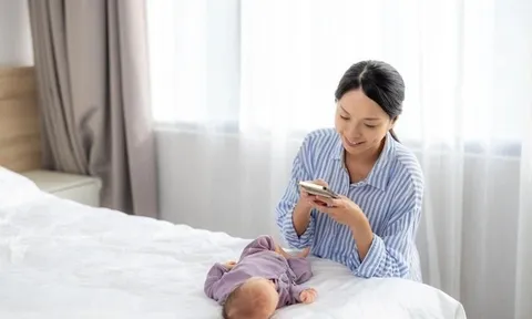 Trẻ đã ngủ, bố mẹ nằm cạnh dùng điện thoại: Có ảnh hưởng gì không? Sự thật khiến nhiều người bất ngờ