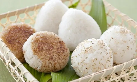 Cách làm Cơm Nắm muối vừng, thơm bùi ngon miệng, đơn giản ai cũng làm được