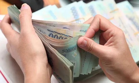 Cán bộ, công chức đủ tuổi nghỉ hưu được hưởng lương hưu, trợ cấp đến 24 tháng lương
