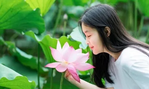Đừng ngồi chờ hạnh phúc đến, học 4 cách này để tự mình nắm lấy hạnh phúc
