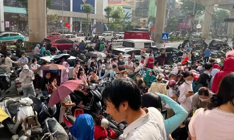 Giá vàng tăng nóng kỷ lục: Người dân xếp hàng chen chân chỉ để mua được 2 chỉ
