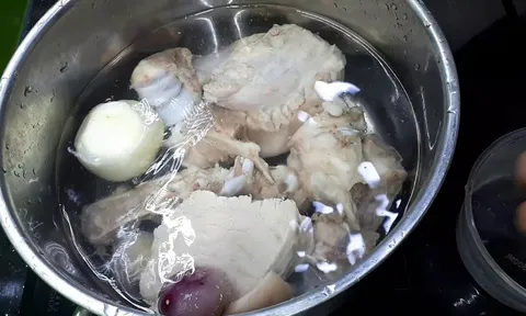 Hầm canh xương bỏ nước lạnh là dại: Làm theo cách này nước trong veo, ngọt lịm