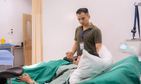 H'Hen Niê bị mỉa mai sau khi sinh con: “Thời buổi này ai nằm ngửa để đẻ nữa?”