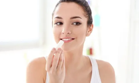 Mách nàng cách giải quyết tình trạng môi khô nứt nẻ mùa Thu
