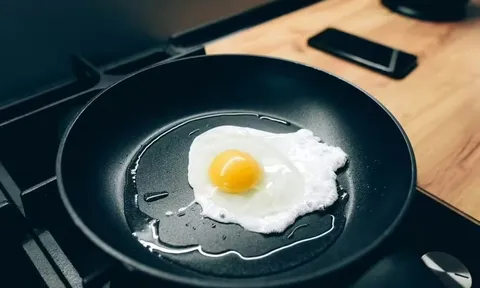 Bí quyết chiên trứng ốp la hoàn hảo, lòng đào vừa tới chỉ trong 1 phút không phải ai cũng biết