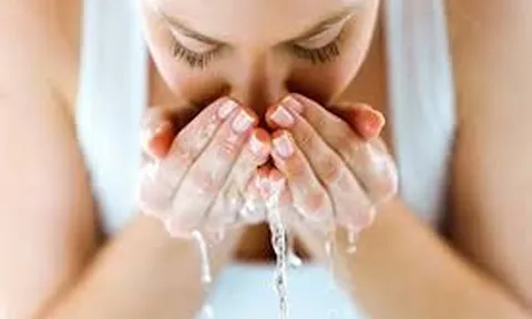 Việc rửa mặt vào buổi sáng có cần thiết không?