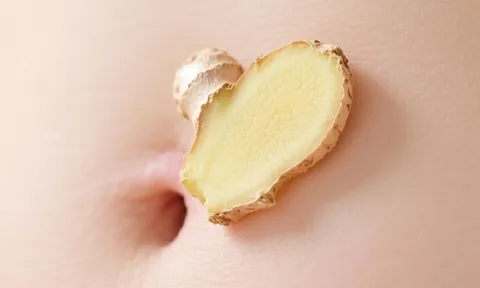 Đắp gừng lên rốn trước khi đi ngủ, cơ thể nhận được 4 lợi ích tuyệt vời