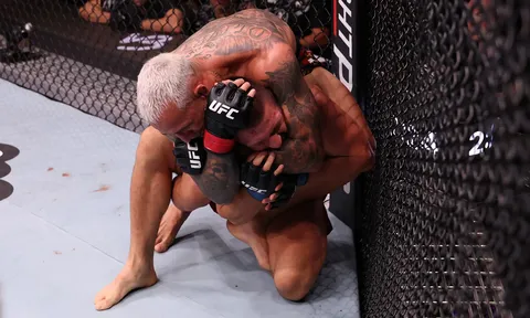 Charles Oliveira áp đảo Mateusz Gamrot, gửi chiến thư đến Max Holloway cho đai 'BMF'