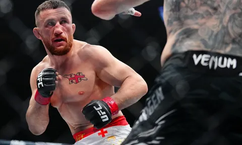 Chuyện khó tin tại UFC: Nhà vô địch đấu tập 5 hiệp chỉ vài giờ trước trận bảo vệ đai