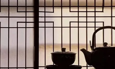 Cửa sổ thời xưa đều là “giấy dán”, bị chọc vào là thủng, tại sao không sợ mưa?