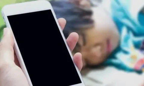 Trẻ đã ngủ, bố mẹ dùng điện thoại gần có hại không? Sự thật khiến cha mẹ bất ngờ