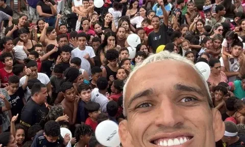 Charles Oliveira: Khi nhà vô địch trở về khu ổ chuột và giữ trọn lời hứa