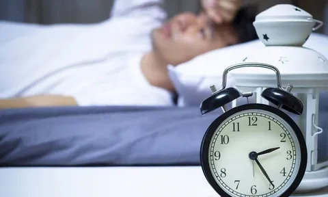 Khó ngủ, dậy sớm, ngủ không sâu: 4 'thủ phạm' âm thầm phá giấc của bạn mỗi đêm