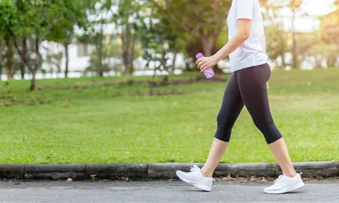 Đi bộ vào buổi sáng và đi bộ vào buổi tối, cái nào tốt hơn?