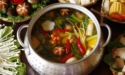 Mẹo nấu nước lẩu ngọt thanh, không mất thời gian ninh xương
