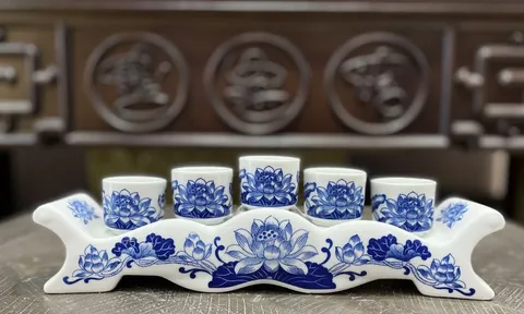Tại sao người xưa dặn nước cúng đặt trên bàn thờ là nước lã? Những lưu ý khi dâng nước cúng không phạm kỵ