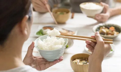 Ăn cơm trắng ngày 3 bữa mà không sợ tiểu đường: Học ngay bí quyết giữ dáng, giữ sức khỏe của người Nhật