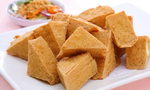 Thả thứ này vào rán đậu: Đậu giòn tan, ăn một lần nhớ mãi