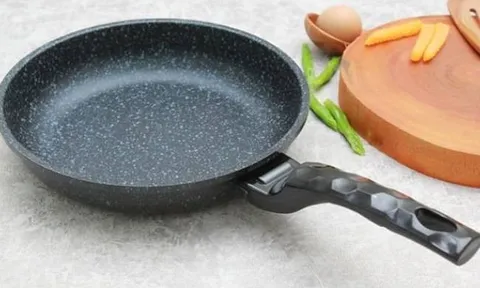 Chảo mất lớp chống dính đừng vội vứt đi, nhỏ vài giọt này vào chảo cũ cũng trơn bóng như mới
